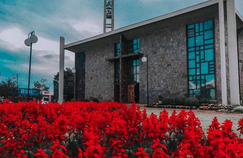 Igreja não tem que ser templo cheio de gente Igreja tem que ser gente cheia de Deus / Foto: Lauriane